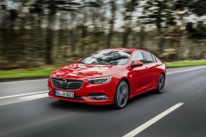 Opel Insignia Grand Sport rouge 2017 avant gauche sur route