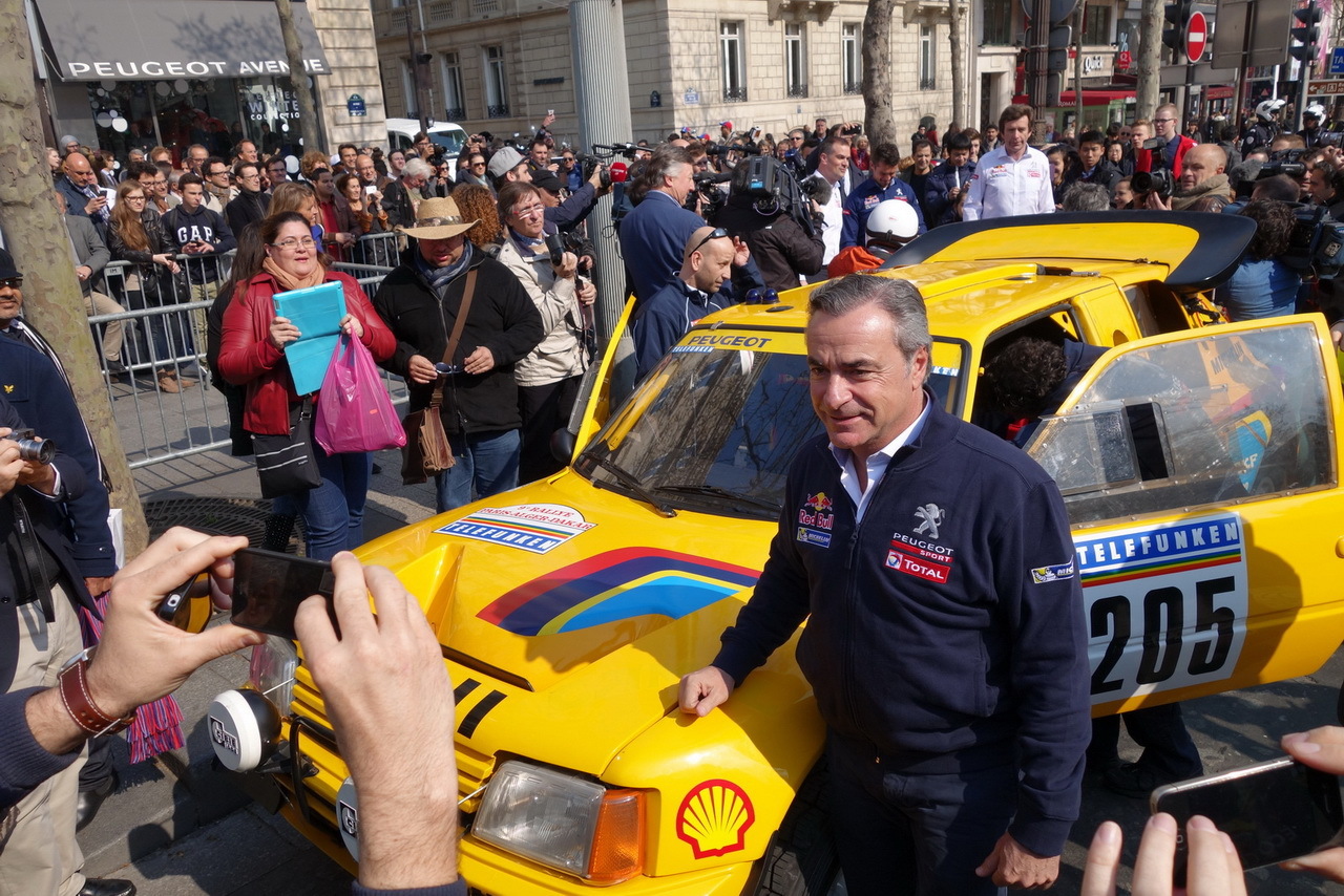 La Peugeot 205 Turbo T16 a attiré la foule sur les Champs Elysées.