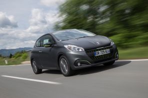 Peugeot 208 restylée 2015 PureTech gris texturé roulant sur une route vue avant droite