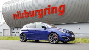 Peugeot 308 GTi 2016 bleu garé devant le Nürburgring vue avant droite