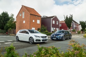 Avec son restylage de 2017, la Peugeot 308 a gagné une nouvelle calandre très proche de celle du 3008. De quoi s'affirmer face à la Renault Mégane disponible depuis 2015.
