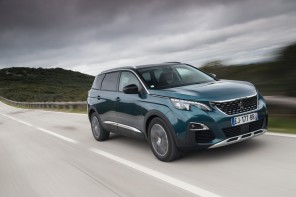 Peugeot 5008 Allure bleu roulant sur une route vue avant droite
