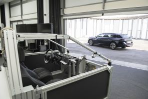 Au premier plan, la structure ayant servi à la mise au point de la planche de bord et de l'ergonomie de la Peugeot 508.