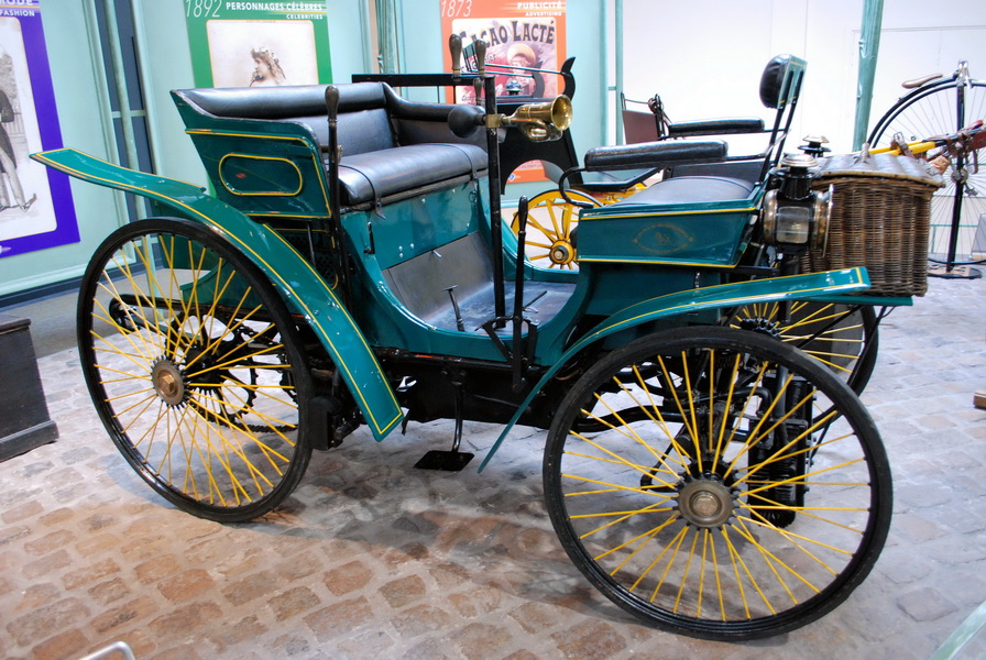 Rétromobile 2017 : Peugeot met en avant le chiffre 3