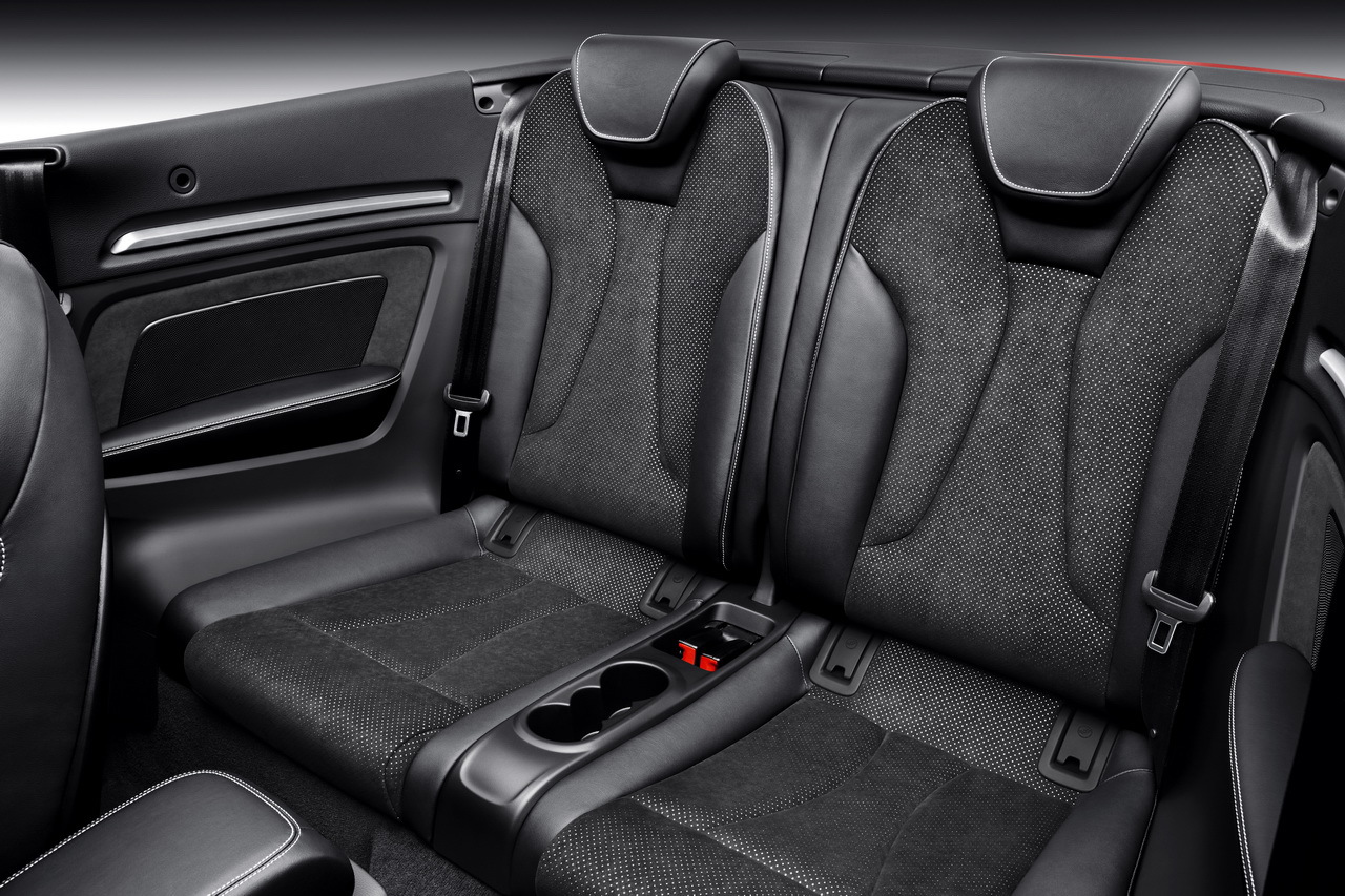 A l'arrière de l'Audi A3 Cabriolet, l'espace aux jambes est convenable. Essai Audi A3 Cabriolet : un moteur 2.0 TDI de 150 ch sobre et performant