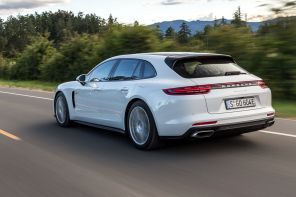 Porsche Panamera Sport Turismo E-Hybrid 4 blanc arrière gauche