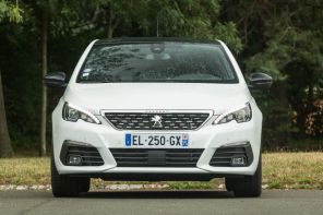 Peugeot 308 blanche vue avant