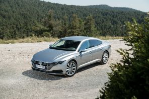 Dès le mois de mai 2018, la Volkswagen Arteon abandonne quatre versions sur les huit disponibles. Son prix d'appel passe à 40 210 € en TSI 150 DSG7.