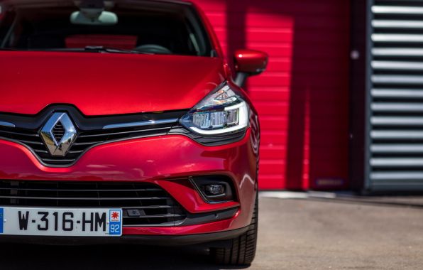 Renault Clio 2016 Intens rouge gros plan sur le face avant