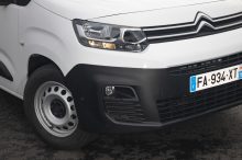 The ground clearance of the worker is increased by 30 mm and the tires are M + S.