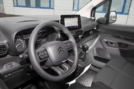 In the driving position, the implementation of the instrumentation is conventional. The large central screen is touch-sensitive.