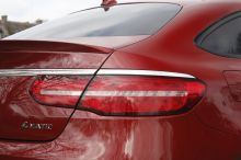 Le jonc chromé au-dessus des feux est la marque des coupé Mercedes. Le SUV Coupé dérivant du GLE n'échappe pas à la règle.