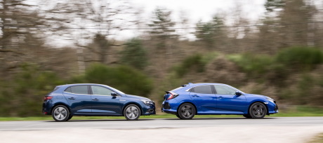 Renault Mégane vs Honda Civic vue de profil droit