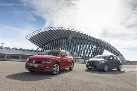 Match Volkswagen Polo Renault Clio : Statiques extérieurs deux voitures AV parallèles