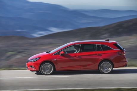 Opel Astra Sports Tourer 2016 1.6 CDTi 160 BiTurbo : Action filé gauche