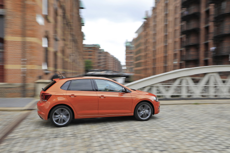 VW Polo 2017 profil droit en ville