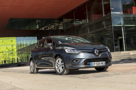 Match Volkswagen Polo Renault Clio : Statiques extérieurs 3/4 AV débullé Clio