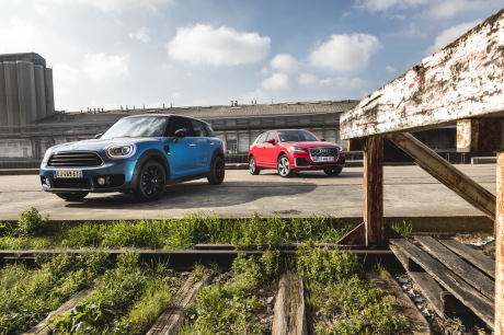 Mini Countryman 2017 bleu vs Audi Q2 rouge vue avant