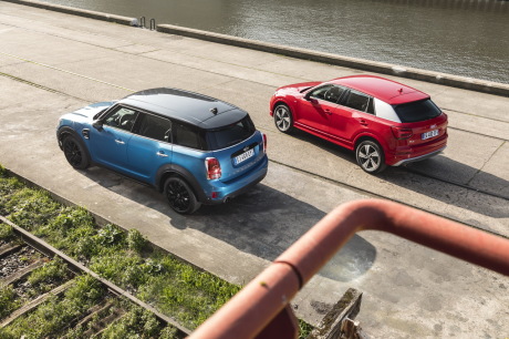 Mini Countryman 2017 bleu vs Audi Q2 rouge vue arrière