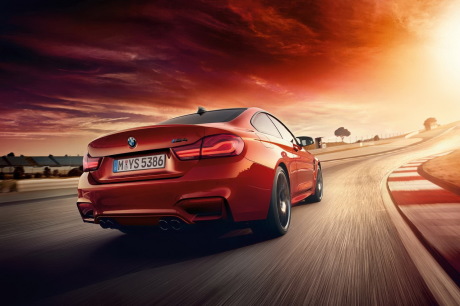 BMW M4 2017 vue arrière couleur orange