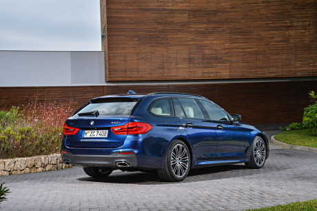 BMW Série 5 Touring vue arrière couleur bleue