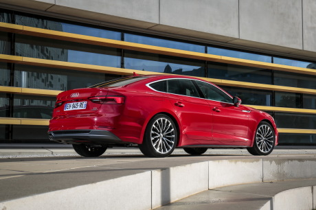 Par rapport au modèle sortant, la nouvelle A5 Sportback a légèrement grandi, mais elle s'est surtout allégée grâce à sa nouvelle plateforme MLB Evo.