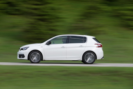 Peugeot 308 2017 GT LIne blanc profil gauche sur route
