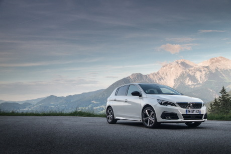 Peugeot 308 2017 GT LIne blanc avant droit