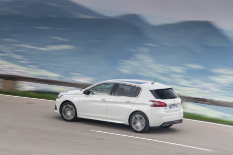 Peugeot 308 2017 GT LIne blanc arrière gauche sur route