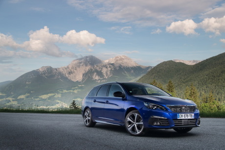 Peugeot 308 SW GT bleu 2017 avant droit statique