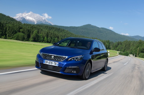 Peugeot 308 SW GT bleu 2017 avant gauche sur la rout