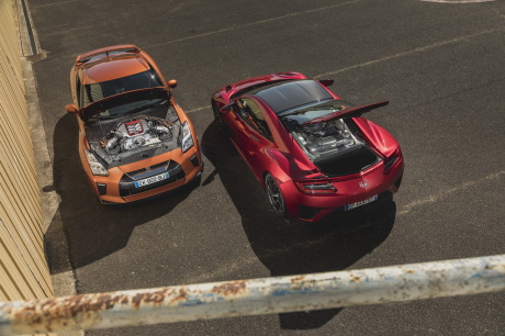 Honda NSX rouge vs Nissan GT-R orange capots ouverts
