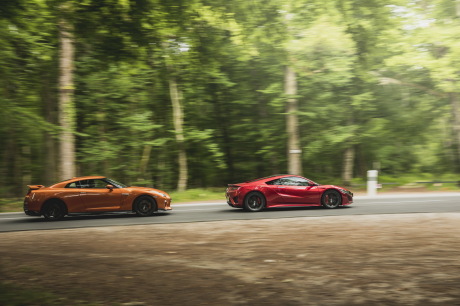 Honda NSX rouge vs Nissan GT-R orange de profil en roulant
