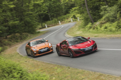 Honda NSX rouge vs Nissan GT-R orange en virages vue avant