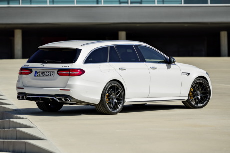 Mercedes Classe E break AMG 63 S vue arrière couleur blanche