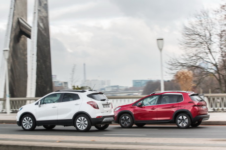Peugeot 2008 rouge Allure roulant près d'un Opel Mokka X blanc 2017 vue de profil