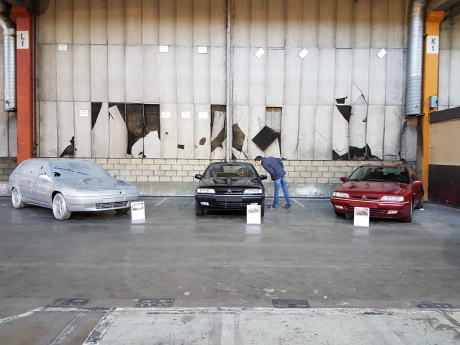 A gauche, l'auto la moins chère de la vente : une maquette de Citroën Xantia partie pour ... 448 euros.