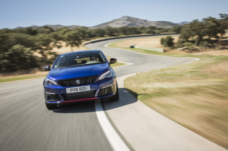 Peugeot 308 GTi 2017 coupe franche bleu face avant sur piste
