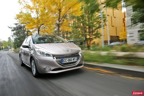 Renault Clio IV vs Peugeot 208 : le choc !