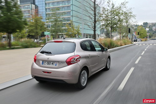 Renault Clio IV vs Peugeot 208 : le choc !