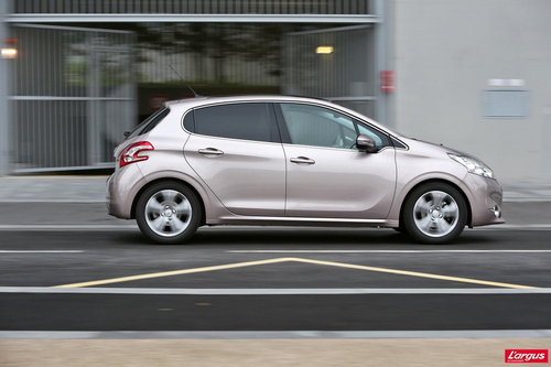 Renault Clio IV vs Peugeot 208 : le choc !