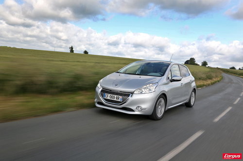 Peugeot 208 VTi sur route Peugeot 208 Peugeot 208 1.2 VTi : pour changer du diesel