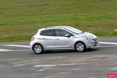 Peugeot 208 VTi de côté Peugeot 208 Peugeot 208 1.2 VTi : pour changer du diesel