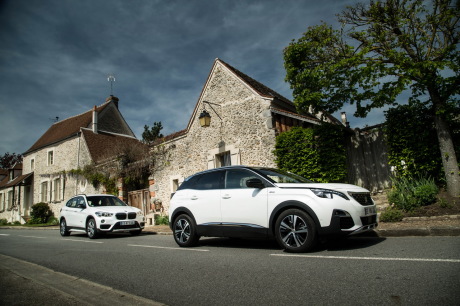 Peugeot 3008 vs BMW X1 dans un village vue avant