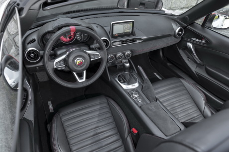 Issu de la Mazda MX-5, l'habitacle reste étriqué mais la position de conduite au ras du sol décuple les sensations.