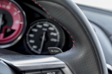 Le mode manuel se commande au levier de vitesses, ou depuis ces petites palettes au volant.