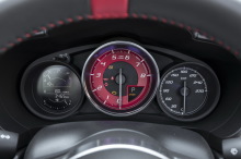 Le compte-tours à fond rouge est spécifique à la version Abarth de la 124 Spider.