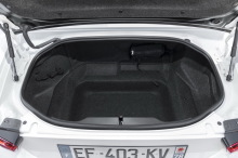 Grâce au plancher idéalement creusé, une valise-cabine prend assez peu de place dans le petit coffre de 140 l.