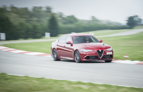 La prix de la Giulia Quadrifoglio est de 79 000 € avec boîte manuelle, plus malus de 6 500 €. Le tarif de la BVA n'est pas encore connu, mais son malus descend à 4 000 €.