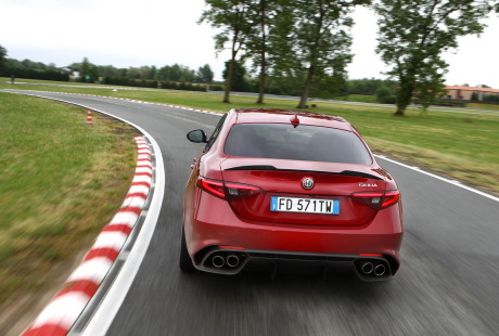 La Giulia Quadrifoglio testée était équipée de la boite automatique à huit rapports. Elle disponible d'abord en boite manuelle.